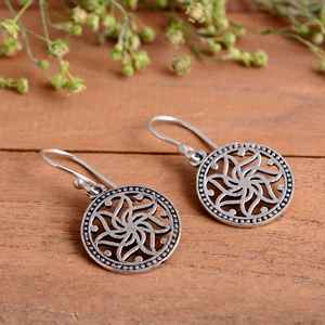 Boucles d'oreilles pendantes florales en argent sterling 925 faites à la main, oxydées, style tribal ethnique bohème hippie, pour mariage, vente en gros de bijoux pour femmes - Product Image 2