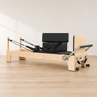Machine de Pilates Reformer avec cadre en érable massif, système à ressorts allemands et appui-tête réglable pour studios de prestige