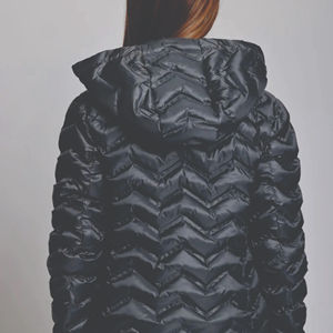 Meilleures ventes Veste matelassée personnalisée de créateur pour femmes Veste à capuche de haute qualité Fermeture à glissière Style décontracté réversible Vente en gros - Product Image 2