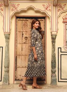 Robe Bohème Brenna Coupe Trapèze Longueur Mollet Imprimée à la Main en Coton Pur Noir Crème Mode Éthique - Product Image 3