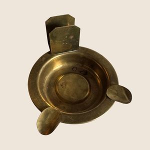 Cenicero de latón con diseño moderno que representa la belleza y la gracia, pieza de acento perfecta para casas de decoración artística - Product Image 5