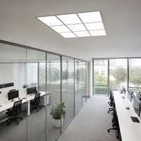 Panneau lumineux rectangulaire pour l'éclairage de bureaux intérieurs