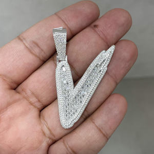Collar con Colgante Personalizado en Forma de Letra V, Collar con Nombre Personalizado Estilo Hip Hop con Moissanita Baguette, Colgante con Incrustaciones, 4.11 Quilates - Product Image 1