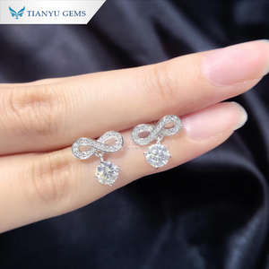 Boucles d'oreilles clous en moissanite ronde à quatre griffes, plaquées argent et or, classiques et élégantes, de Tianyu Gems. - Product Image 6