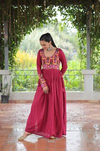 คอลเลคชั่น SUPER NAVRATRI 2025 ชุดสตรีแบบ SALWAR KAMEEZ สำหรับงาน GARBA FESTIVAL ทำจากผ้าฝ้าย สำหรับงานปาร์ตี้ สีสันทันสมัย - Product Image 4