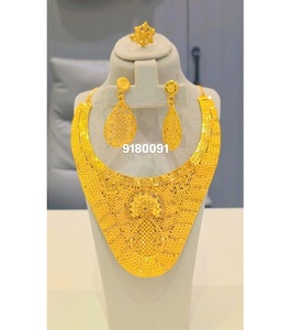 Conjunto de joyas de diamantes de 4 piezas chapadas en oro de moda para mujer, diseño minimalista, regalo de boda y fiesta, moda diaria de la India - Product Image 1