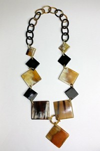 Collar de cuerno de estilo Vintage hecho a mano de diseñador indio para mujer, cadenas talladas en forma de ala, ecológico para aniversarios - Product Image 2