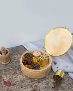 Boîte à épices en bois de conception artisanale pour accessoires de cuisine artistiques mettant en valeur des motifs en bois uniques - Product Image 5