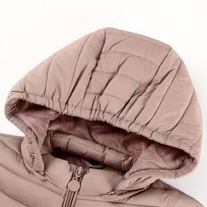 Chaqueta de Invierno Ligera con Capucha Negra y Bolsillos, Prenda Exterior Elegante de Manga Larga, Material de Nailon, Diseño con Cierre - Product Image 4