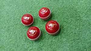 Pelotas de críquet rojas hechas a mano de calidad profesional - Product Image 2