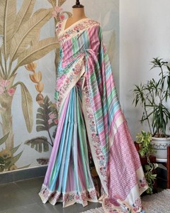 Dernier sari en soie pure viscose avec tissage lourd Minakari pour fêtes formelles - Product Image 1