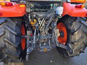 Tracteur Kubota L3240 prêt à être expédié avec chargeur frontal et arrière - Product Image 4