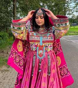 Vestido vintage afgano para boda Kuchi, traje pesado estilo Anarkali con bordado y pliegues, cintura natural - Product Image 2