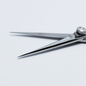 Ciseaux de coiffeur professionnels avec lames tranchantes utilisés pour la coupe de cheveux et les extensions/perruques - Product Image 2