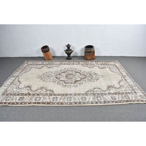Tapis turc vintage de 6x9 pieds fait à la main, motif de couloir rectangulaire beige et marron classique pour le salon ou le chevet des adolescents - Product Image 3
