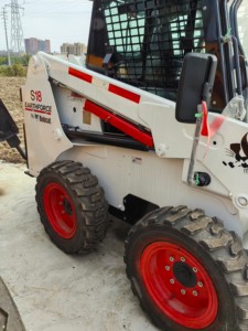 Bobcat S18 originale d'occasion petite chargeuse compacte à gouverner en bon état prix bas avec de faibles heures fabriquées au Japon - Product Image 4