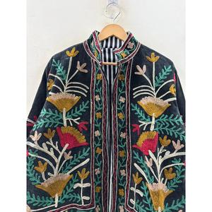 Veste réversible en satin et velours pour femme Automne/Hiver, modèle « Jardin de Minuit », brodée, noir anthracite, doublure en lin, confortable pour le printemps - Product Image 4