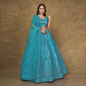 Lehenga Choli de Lujo con Detalles Intrincados de Lentejuelas, Elegante Estructura con Vuelo, Acabado de Bordes Refinado y Superposición Fluida - Product Image 1