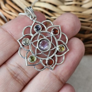 Pendentif en argent sterling multi-facettes à sept pierres Conception légère de fleur de vie pour les occasions de cadeaux - Product Image 5