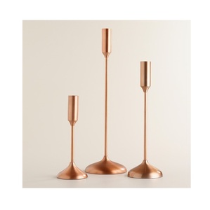 Ensemble de bougeoirs en métal faits à la main avec des motifs décoratifs, parfaits pour le salon, la table à manger, la chambre à coucher ou l'extérieur - Product Image 5