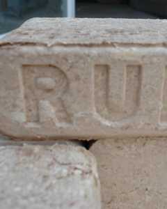 Prix usine granulés de bois de pin qualité 6mm-8mm Briquettes dans un sac pas cher modèle de bâton de copeaux de bois de chauffage - Product Image 6