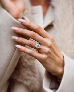 Bague de fiançailles blanche taille ovale 12x8mm | Bague solitaire en or pour femmes | Bijoux de mariée CZ Moissanite - Product Image 1