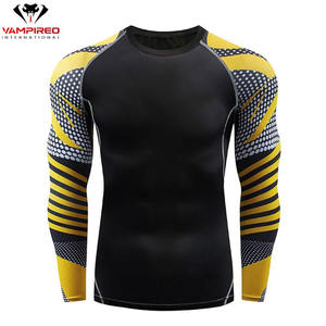 Rashguard pour homme à col rond et manches longues UPF50+ écologique, personnalisable et respirant pour les activités printemps/été - Product Image 1