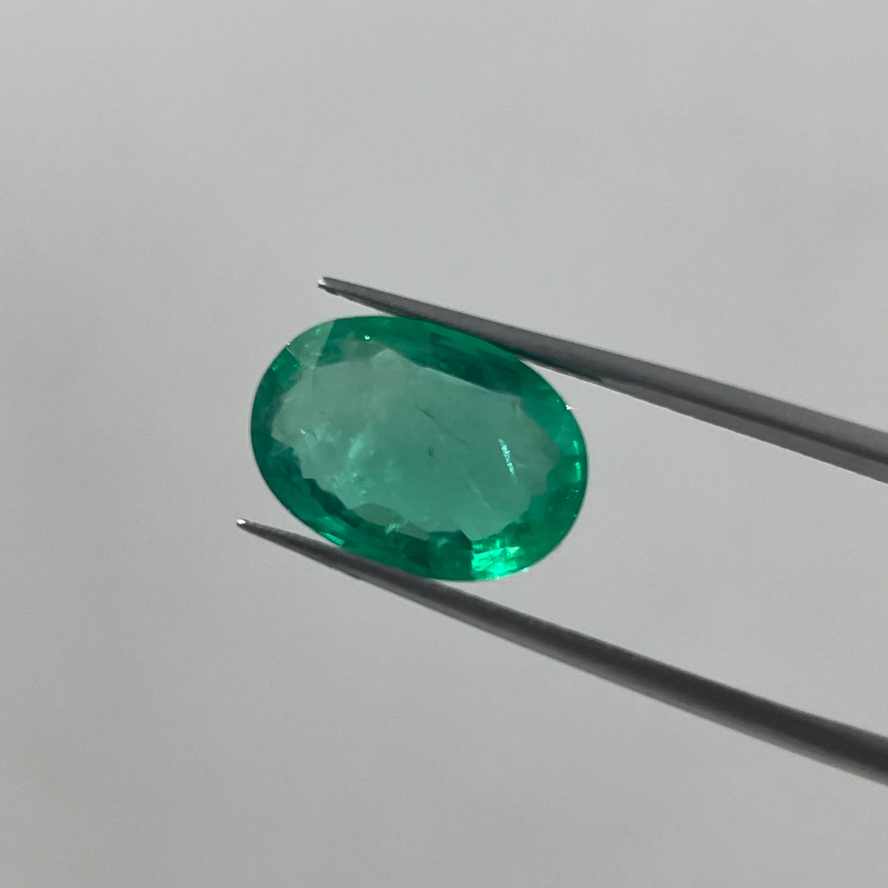 Natural Esmeralda Zambiana Não Tratada E Não Aquecida Qualidade Muito Fina Grau Premium Oval Cut 3.75 Carats Para Fazer Jóias