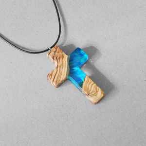 Collar de resina y madera de moda que combina tonos vibrantes de resina con madera natural para un estilo chic y moderno. - Product Image 4
