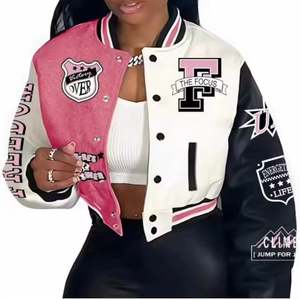 Veste courte universitaire de baseball avec broderie d'appliques à manches longues pour femmes OEM, vente en gros de letterman de dernière conception personnalisée et solide - Product Image 1