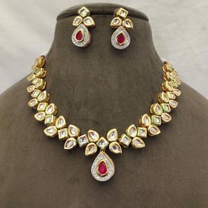 Royal Look Kundan Finish Set para novias con cadena trasera ajustable Estilo antiguo Piedras rojas y étnico para festivo - Product Image 1