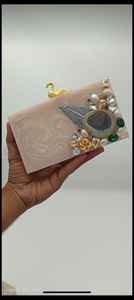 Embrague redondo de resina de lujo con detalles de cristal, perfecto para bodas y eventos formales - Product Image 5