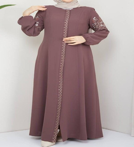 Abaya clásica verde bosque con corte en A y puños elásticos. Atemporal y disponible a precios de mayoreo. - Product Image 2