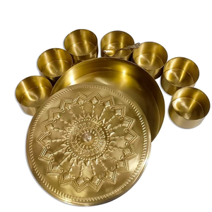 Boîte à épices en métal la plus exigeante Boîte Masala en laiton à sept compartiments Boîte Masala artisanale avec couvercle en relief - Product Image 2