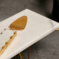 Luxueux support à gâteau rond en marbre blanc avec base en or matériau en bois élégant pour servir des desserts et présenter des gâteaux