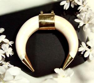 Collar con Colgante de Hueso de Búfalo, Joyería Tribal Natural y Sostenible para Mujer, Alta Calidad - Product Image 1