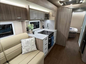 Autocaravana Adria Blanca con Detalles Negros y Portaequipajes de Techo, Diseño Moderno - Product Image 3
