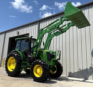 Tractor Compacto Multifuncional John Deere 5100E de 120HP con Motor Automático y Monitoreo Remoto para Agricultura - Product Image 1