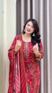 Conjunto de Kurti de Muselina Premium con Diseño de Cuello Completamente Bordado a Mano para Mujeres Adultas, Disponible en Stock, Hecho en India para Ocasiones Festivas y Celebrativas - Product Image 3