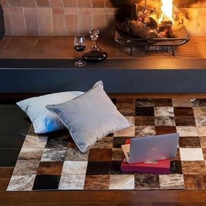 พรมหนังวัวลายทางทำด้วยมือสุดหรูกันลื่นและการออกแบบทรงผมตามธรรมชาติที่เป็นมิตรกับสัตว์เลี้ยงสำหรับห้องนั่งเล่นที่ทันสมัย - Product Image 1