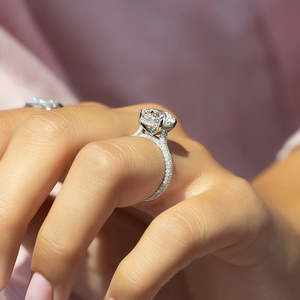 Bague en diamant Moissanite taille ronde pavé Design - Product Image 5