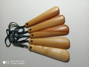 ตัวยกรองเท้าไม้ขนาดเล็กน้ำหนักเบาทำจากวัสดุธรรมชาติเพื่อให้สวมใส่ได้ง่ายและรองรับรองเท้าได้ทุกวัน - Product Image 3