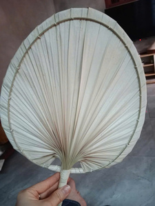Hermosa abanico de mano vietnamita hecho a mano con hojas de palma tejidas para decoración de bodas estilo boho chic y fiestas al aire libre en el jardín. - Product Image 6