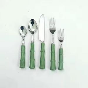 Ensemble de couverts élégants en métal rose avec tête dorée, écologiques, vaisselle de designer haut de gamme, parfait pour les événements de restauration moderne et les cadeaux - Product Image 2