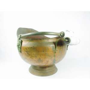 Cubo de carbón de hierro de inspiración antigua con caño fácil de verter y detalles de latón e ideal para almacenamiento de carbón práctico - Product Image 3