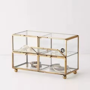 Boîte de rangement élégante en verre avec cadre métallique pour organiser les bijoux, le maquillage et les accessoires - Product Image 4