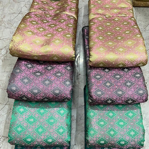 Tissu en satin de brocart jacquard de luxe tissé avec des motifs traditionnels floraux imprimés Sherwanis Sarees robes pour robes - Product Image 1