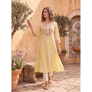 Blusa de Algodón Amarilla Bordada para Mujer, de Secado Rápido, con Mangas Raglán, Estampado Floral Moderno, Imprescindible para Entusiastas de la Moda - Product Image 3