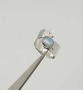 925 argent sterling massif mois de juin pierre de naissance coupe pierre de lune arc-en-ciel avec réglage de lunette forme ovale pierre précieuse anneau réglable - Product Image 4