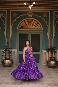 El último vestido Anarkali DE TRABAJO estampado Leheriya de seda Chinon de diseñador por FabZone - Product Image 5
